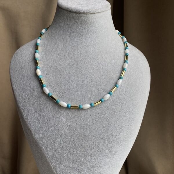 Beyaz Doğaltaş Detaylı Mavi Boncuklu Kolye