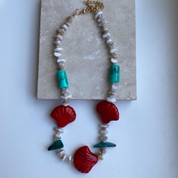 Kırmızı Deniz Kabuğu Akrilik Kolye