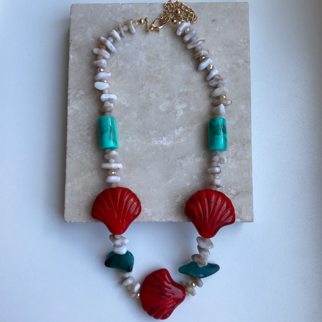 Kırmızı Deniz Kabuğu Akrilik Kolye