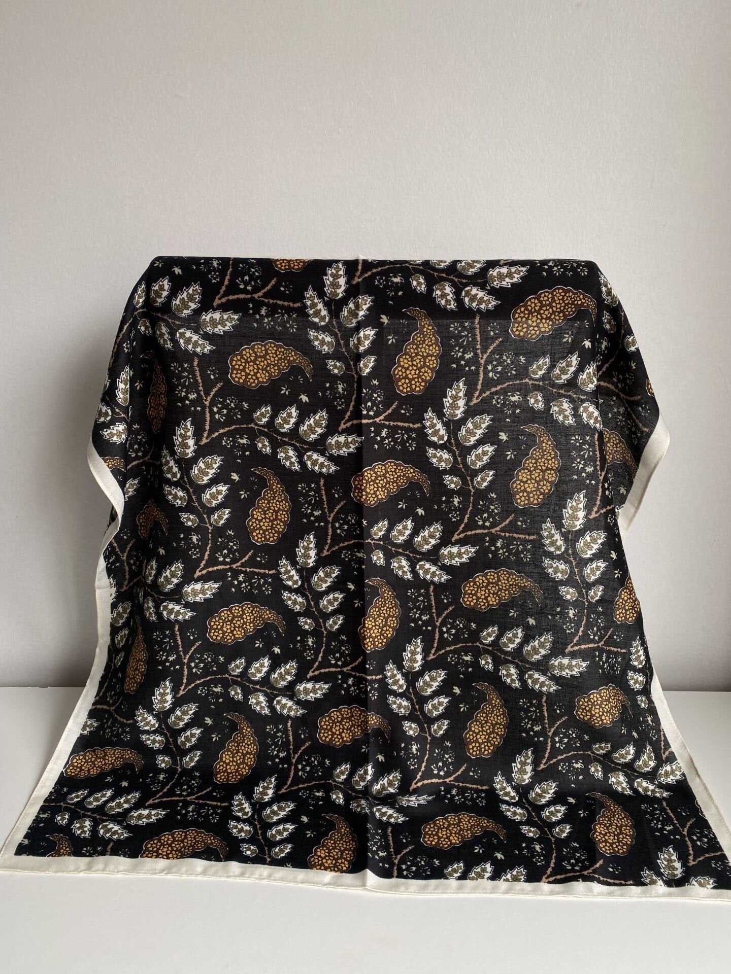 Kahve Çiçek Desenli Şal 70*70