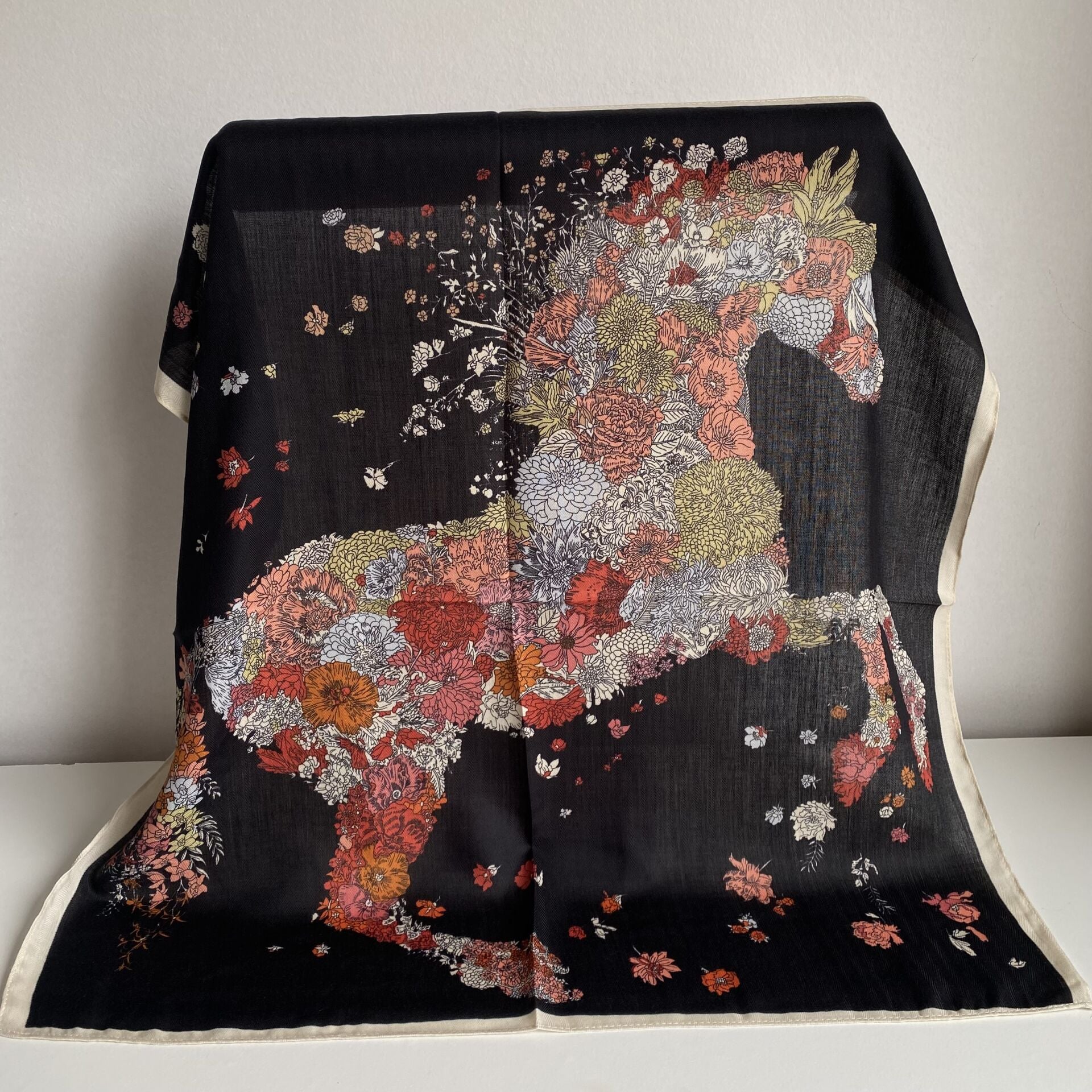 Siyah At Desenli Şal 70*70