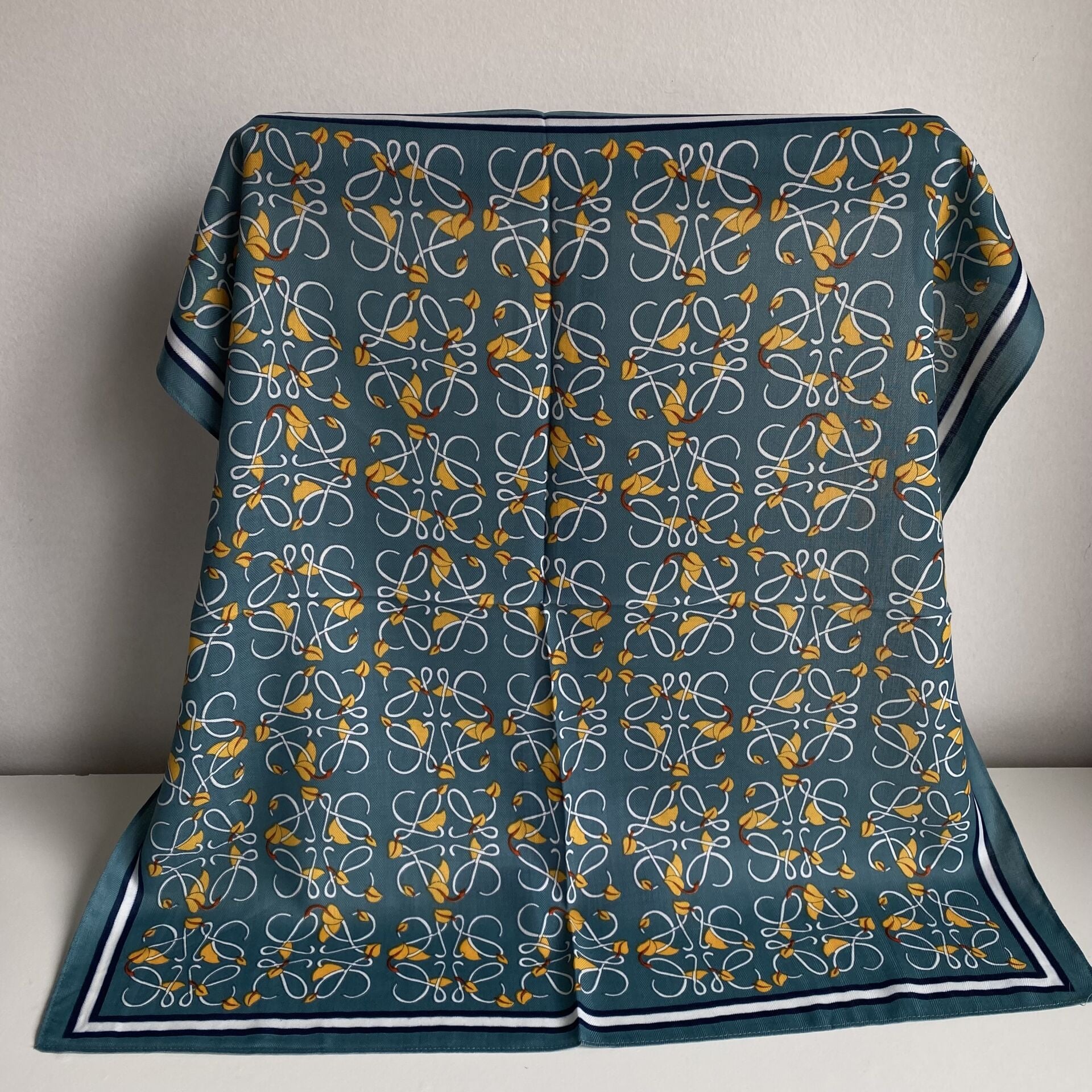Petrol Mavisi Sarı Desenli Şal 70*70