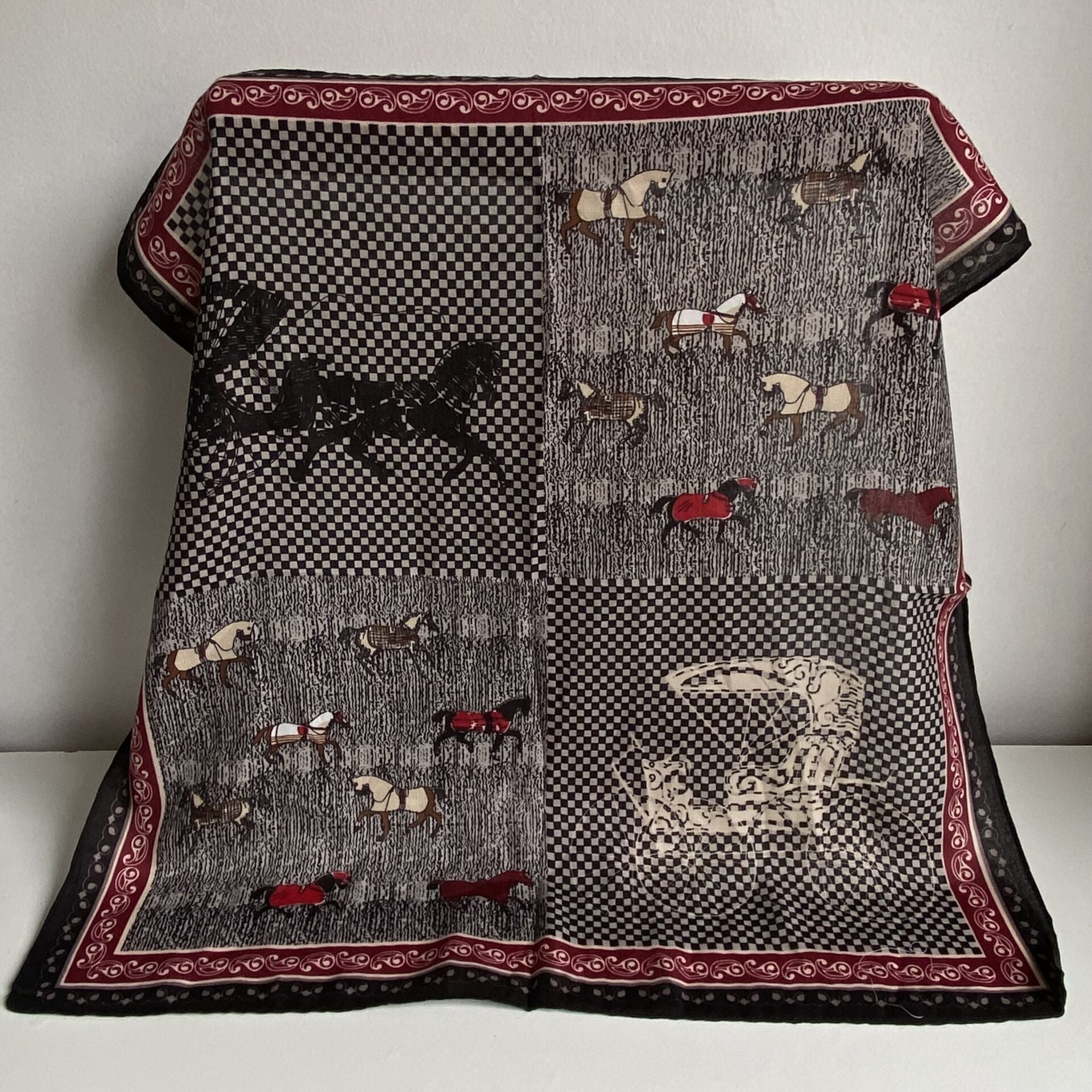 Kenarları Bordo At Desenli Şal 70*70