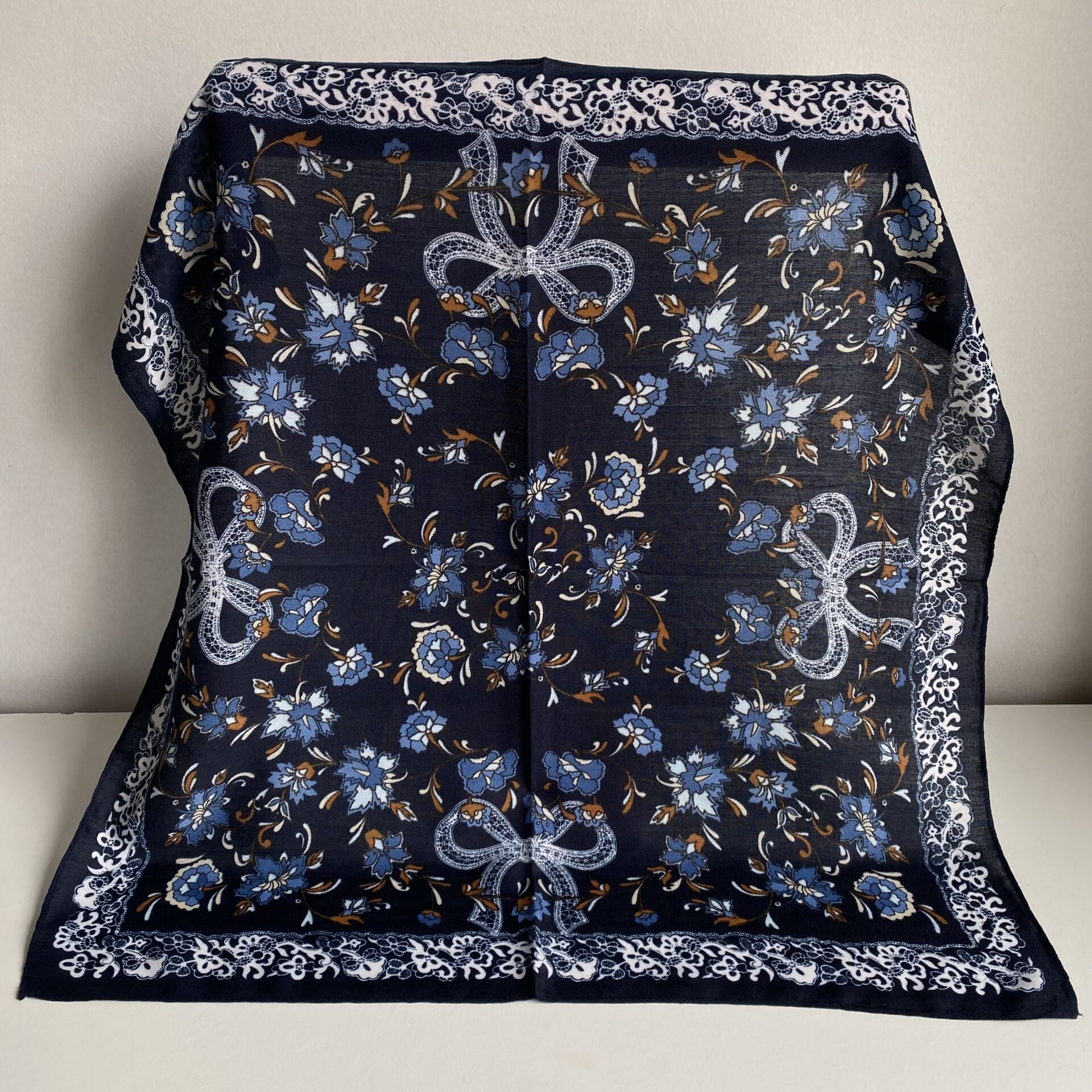 Laci Fiyonk Desenli Şal 70*70