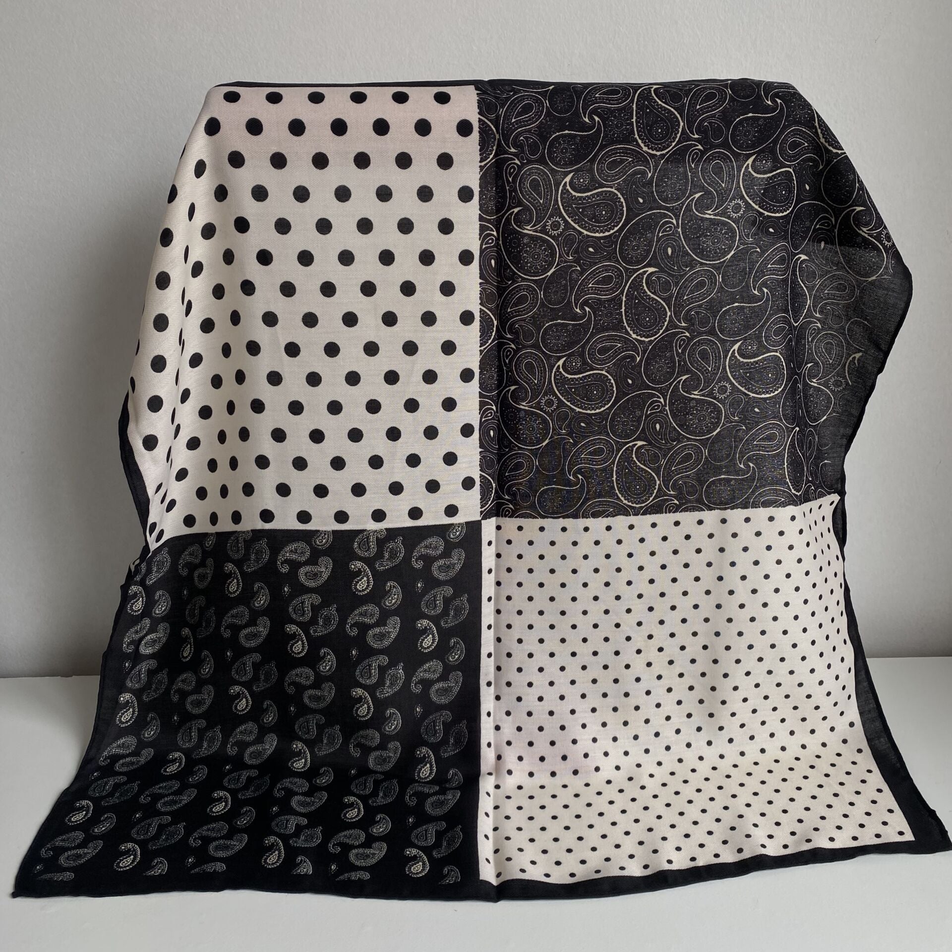 Siyah Puantiye Desenli Şal 70*70