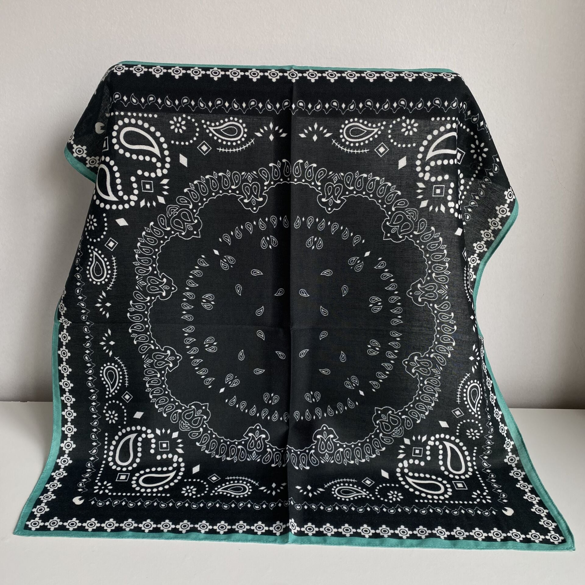 Siyah Yeşil Etnik Desenli Şal 70*70