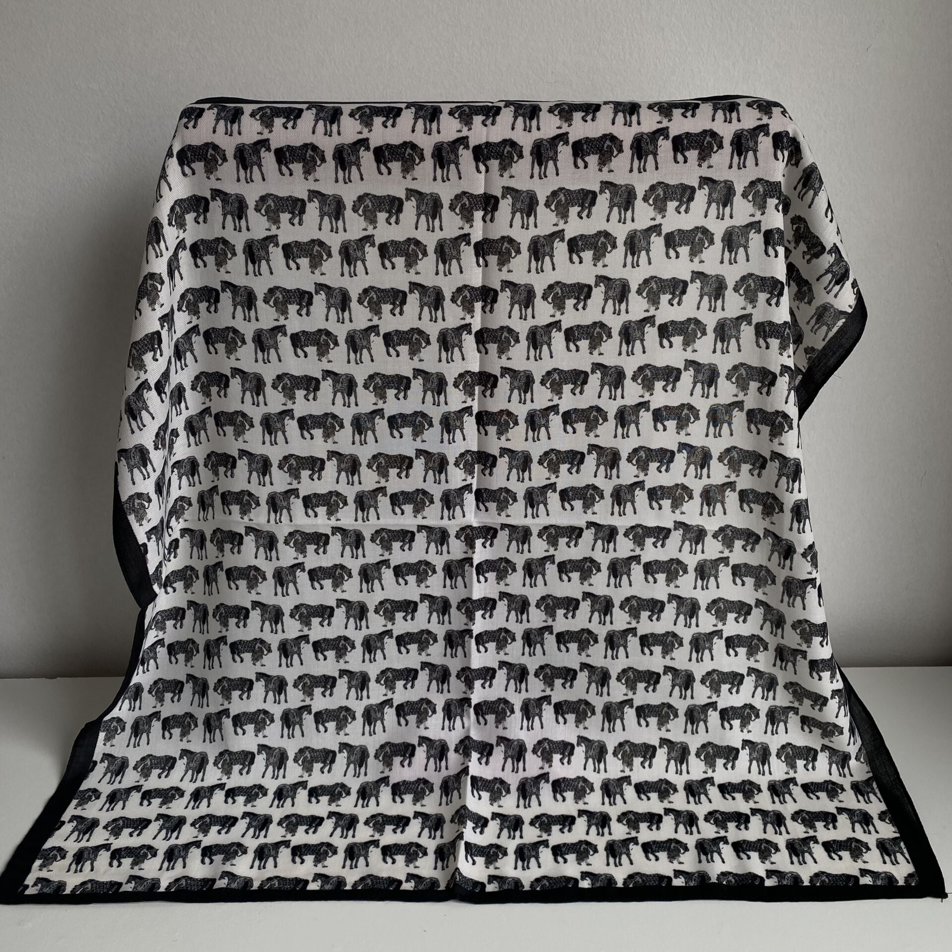 Siyah At Desenli Şal 70*70