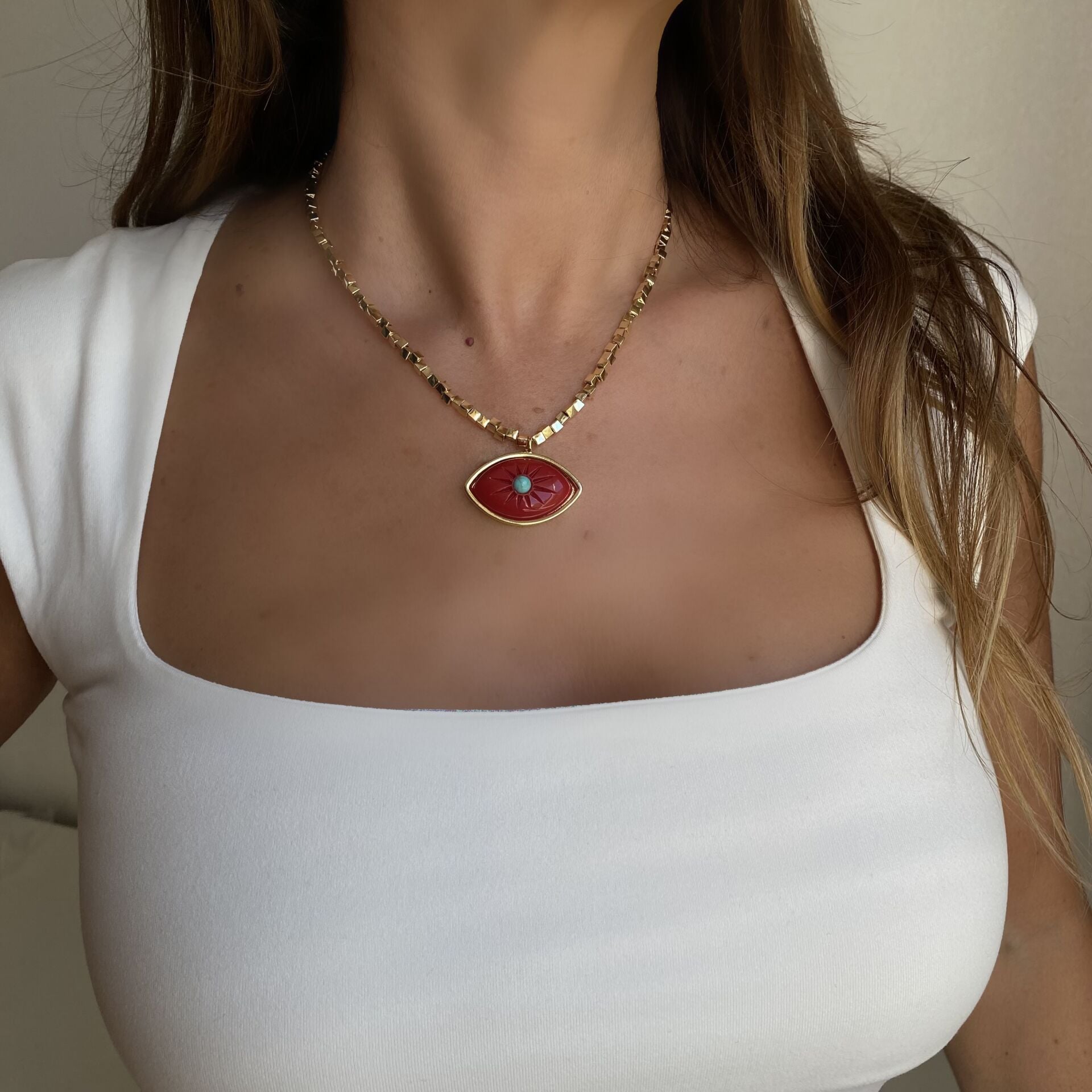 Kırmızı Gözlü Gold Küp Kolye