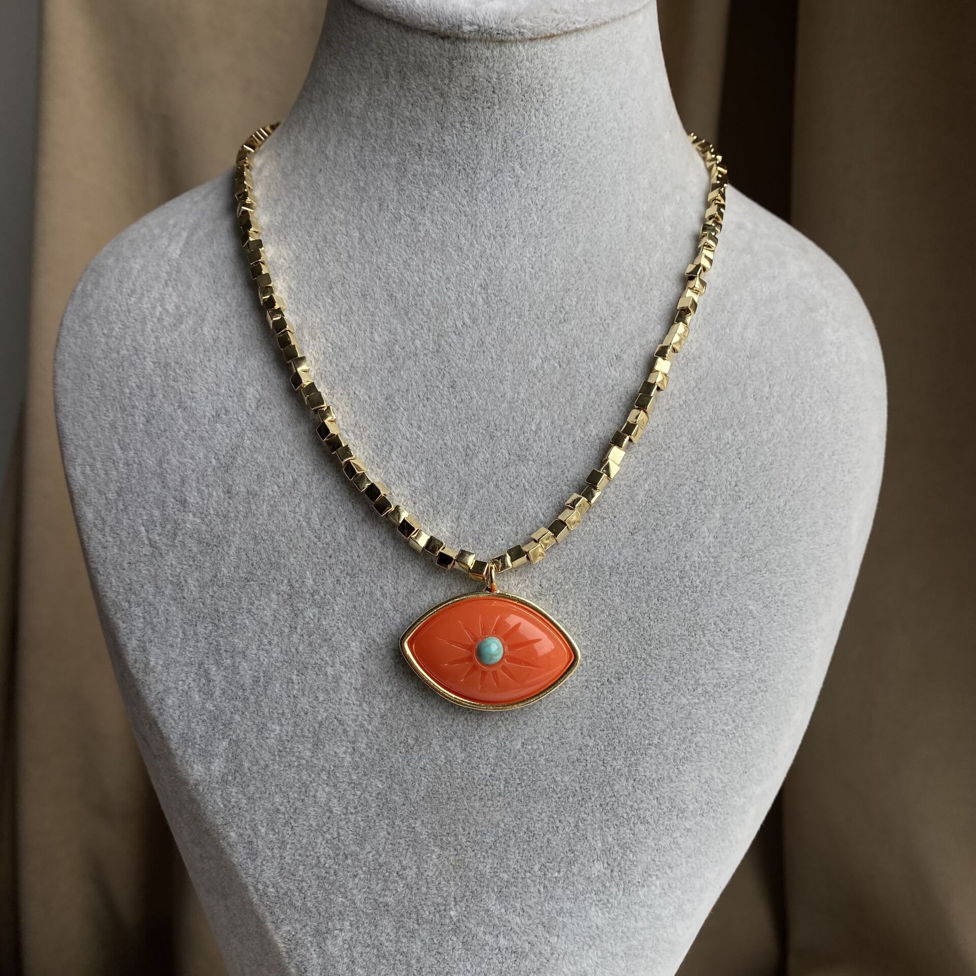 Turuncu Gözlü Gold Küp Kolye