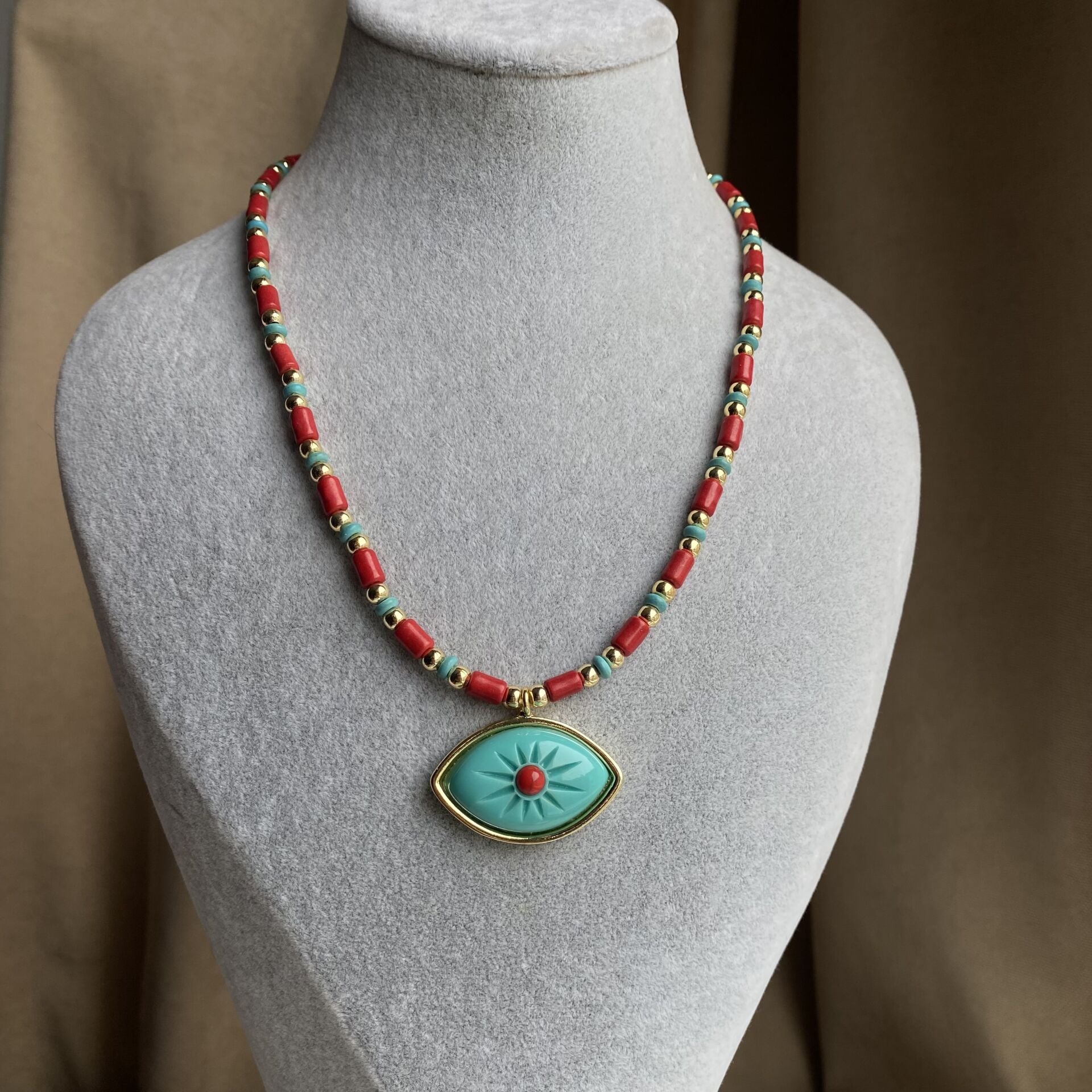 Yeşil Göz Kırmızı Boncuklu Kolye