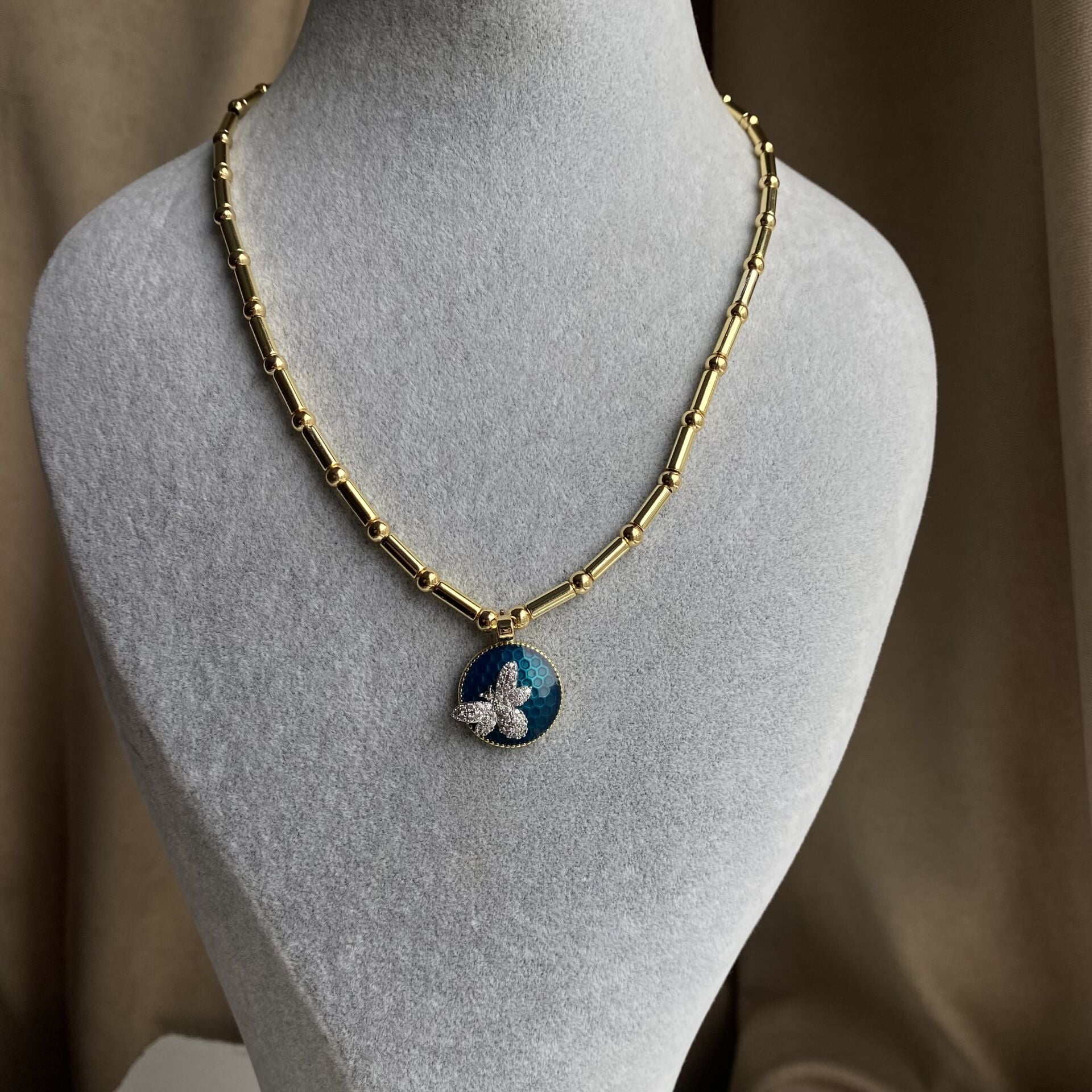 Zirkon Taşlı Kelebek Kolye