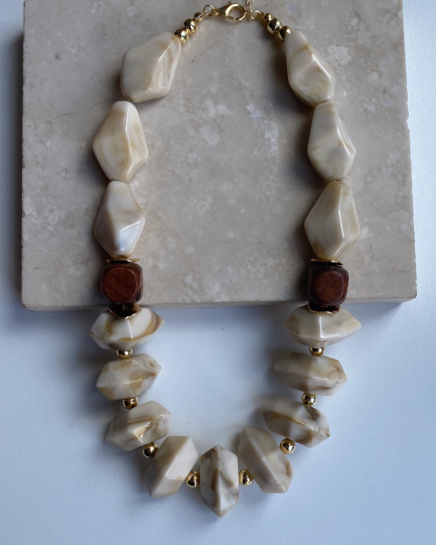 Tahta Boncuk Detaylı Krem Kolye