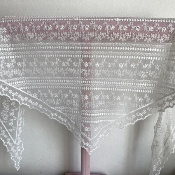 Çiçek Motif Nakışlı Üçgen Tül Bandana