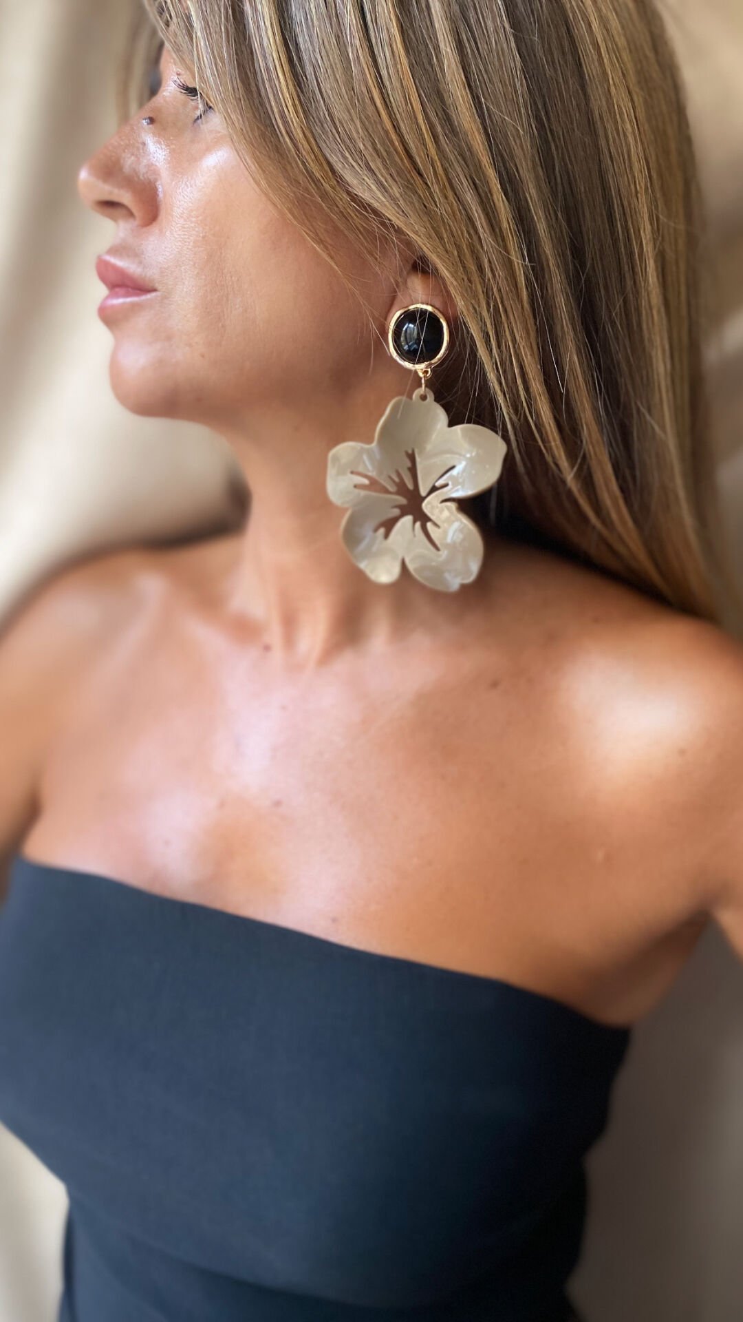 Marka Akrilik Çiçek Küpe- Açık Kahve