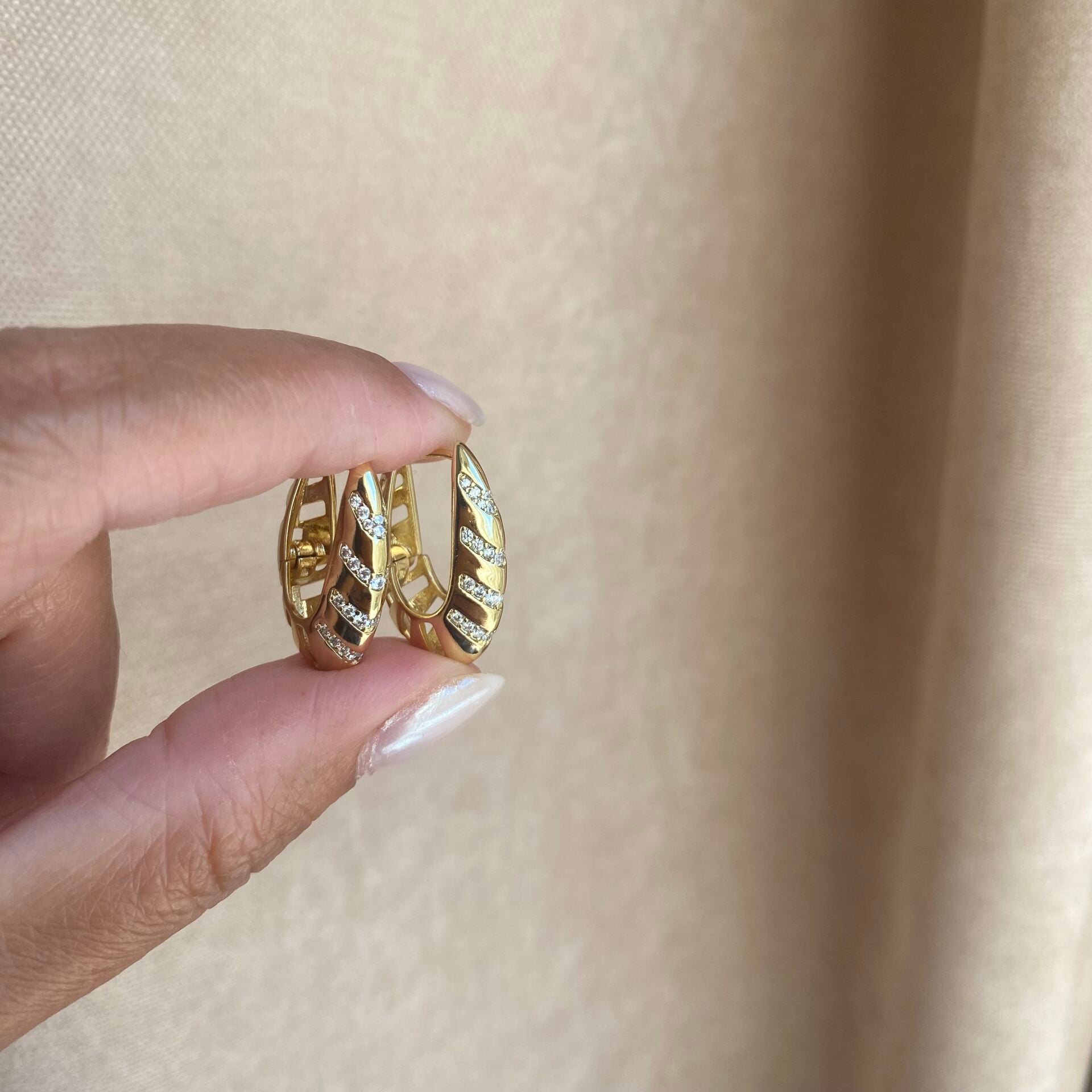 Özel Seri Taşlı Oval Küpe
