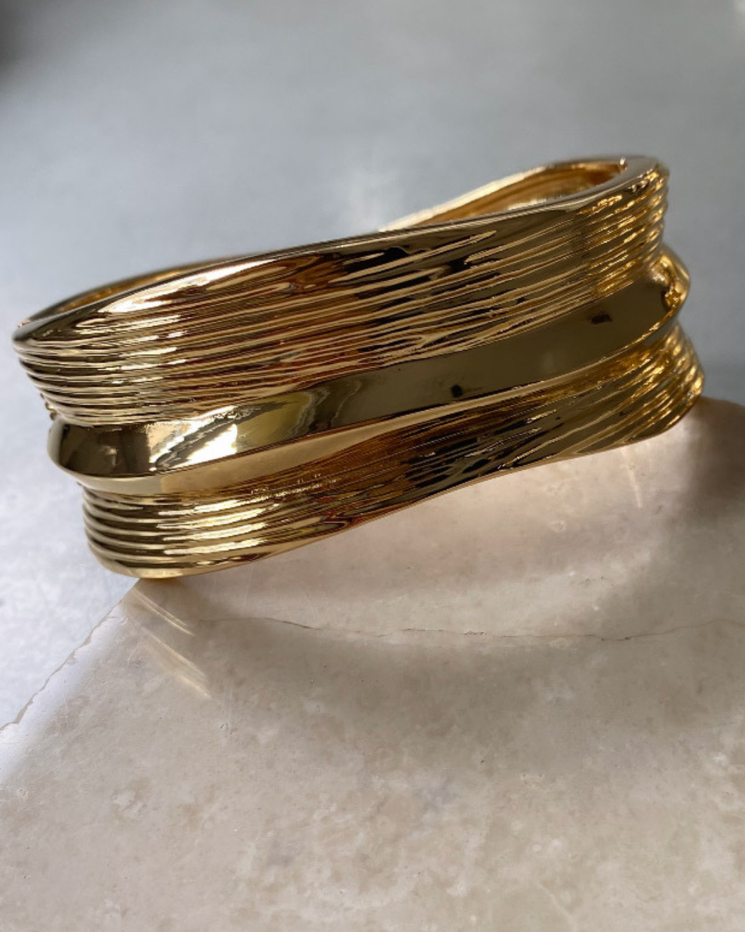 Altın Kaplama Çizgili Kelepçe Bileklik