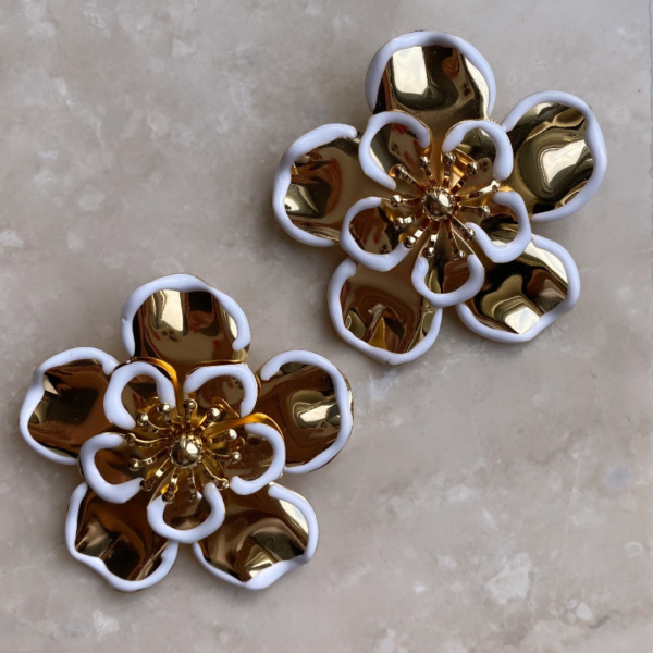 Marka Kenarları Beyaz Gold Çiçek Küpe