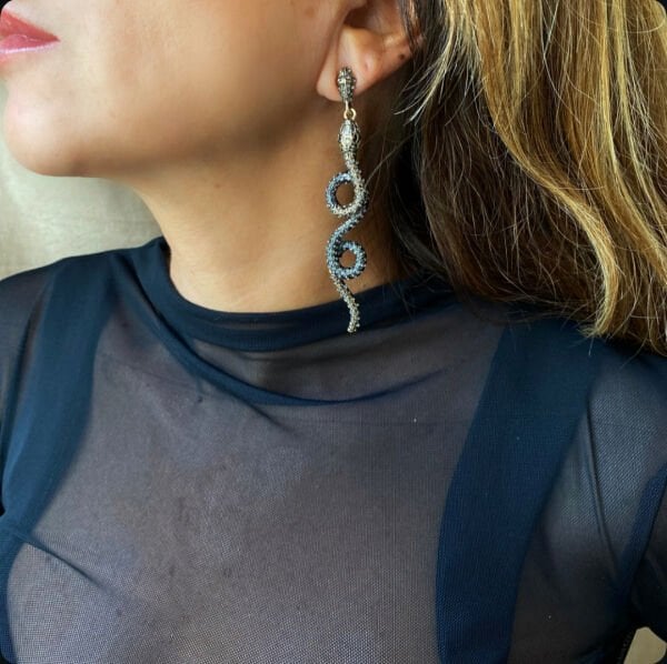 Marka Model Taşlı Yılan Küpe