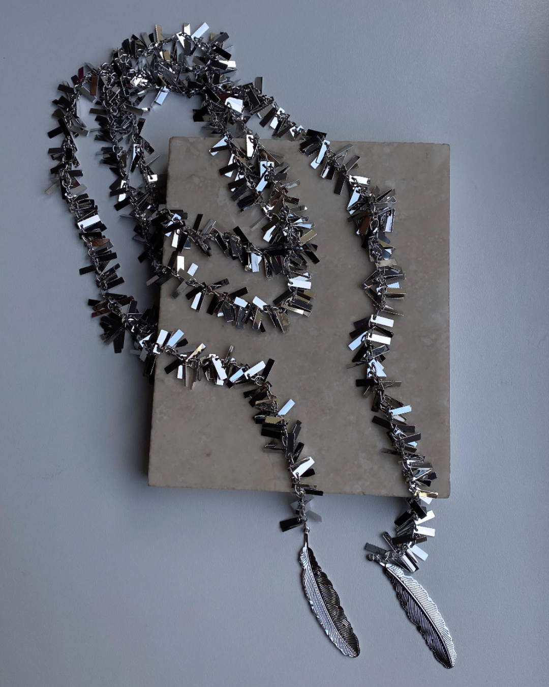 Altın Kaplama Kuş Tüyü Detaylı Pul Kolye- Silver