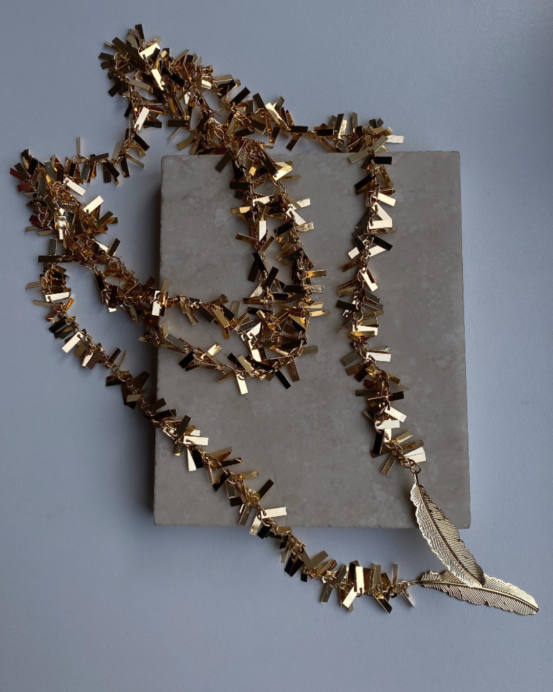 Altın Kaplama Kuş Tüyü Detaylı Pul Kolye- Gold