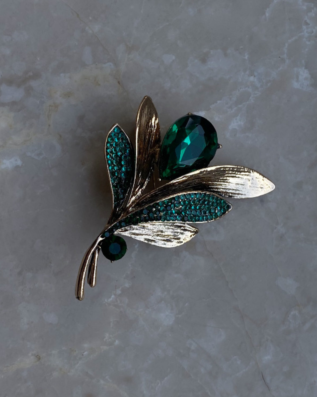 Yeşil Taşlı Yaprak Broş