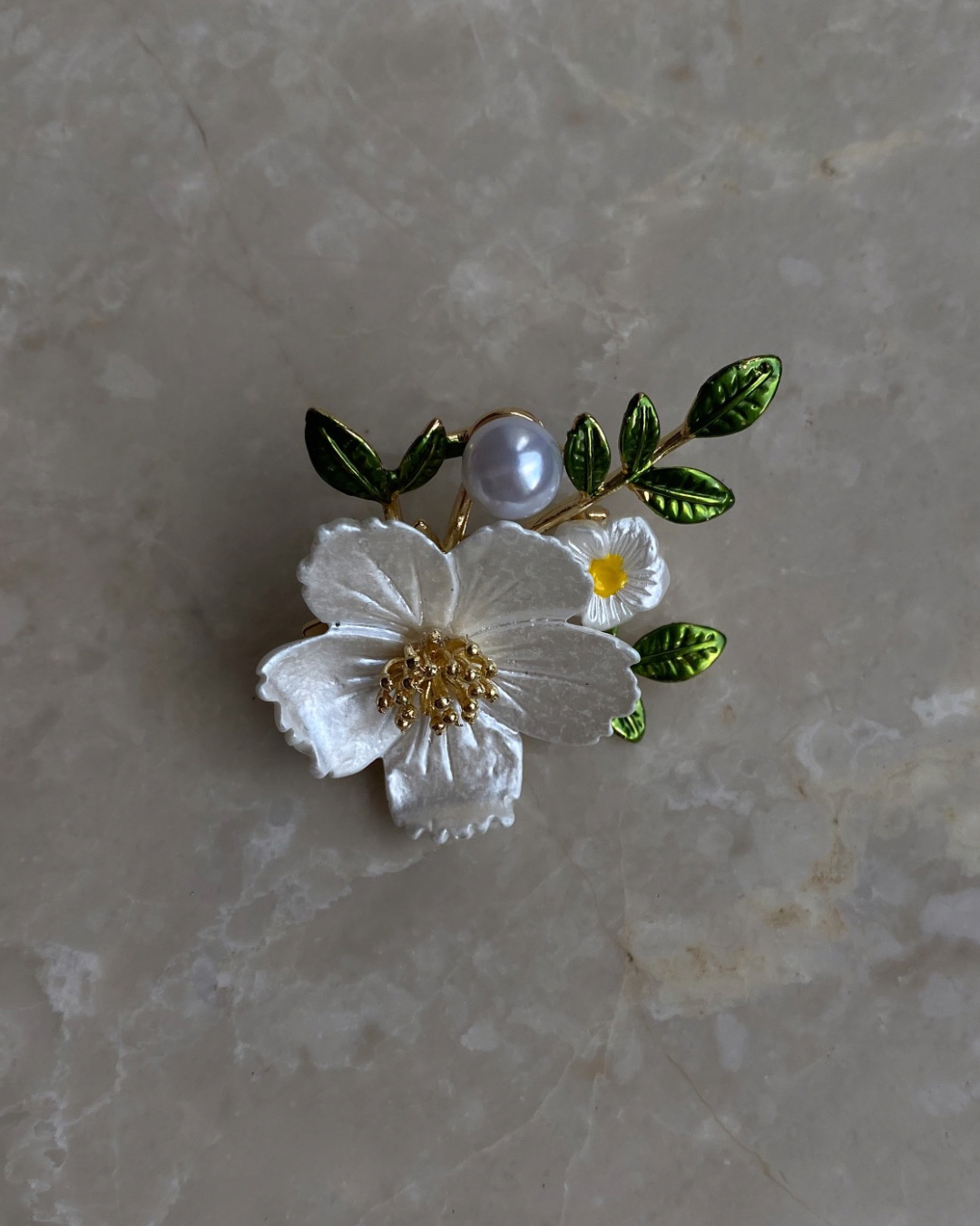 Beyaz Çiçekli Yeşil Yapraklı Broş