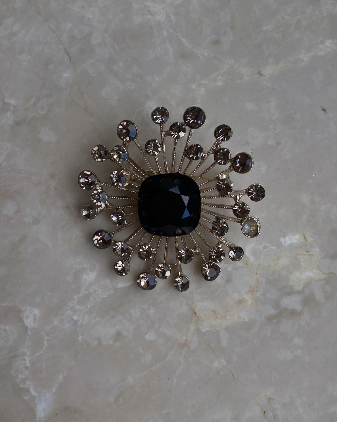 Siyah Taşlı Broş