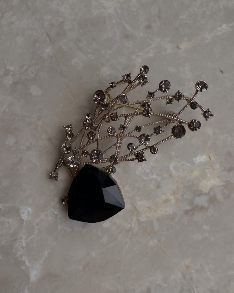 Siyah Taşlı Broş